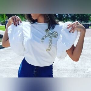Feminine and elegance blouse embroidered in pearls